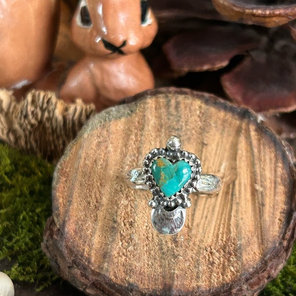 925 Sterling stunning details turquoise heart ring - Picture 2 of 3